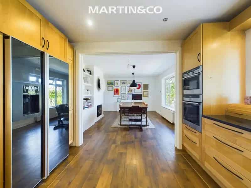 5 bedroom Bungalow
 To Rent
