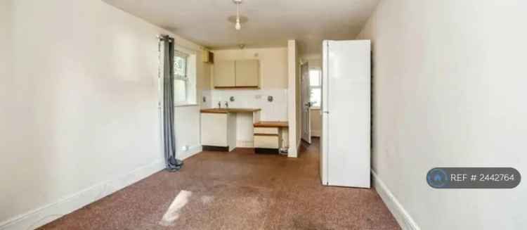 Studio Flat for Disabled or Over 65s - PIP DLA Welcome
