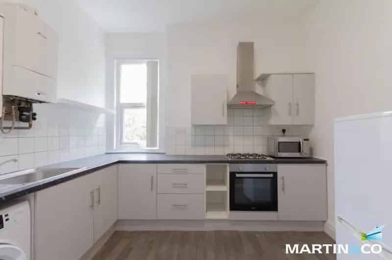 2 Bedroom Flat First Floor Off Road Parking Good Transport Links
