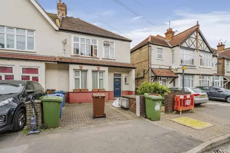 Two Bedroom Flat Harrow Central Location First Time Buyers