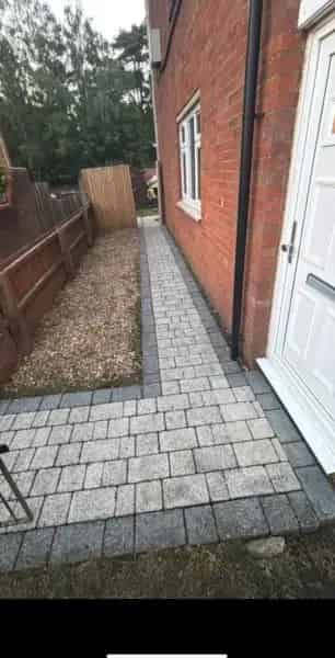 2 Bed Ground Floor Flat Near Shops and Schools