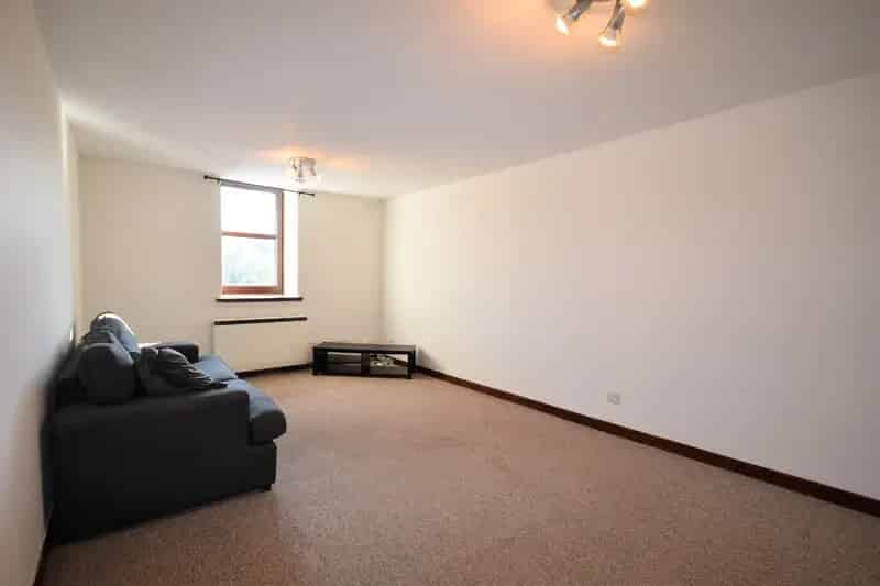 2 Bed Flat  Recently Decorated Secure Entry Large Lounge