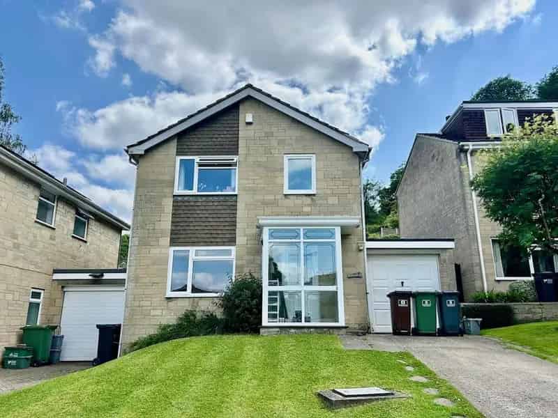 4 Bedroom Link Detached House For Sale