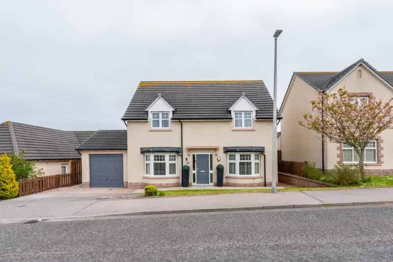 Executive Detached House with Garage and Summer House