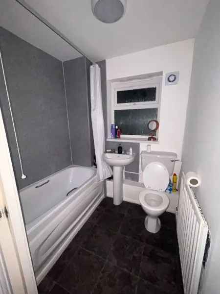 Flat For Rent in Staffordshire Moorlands, England