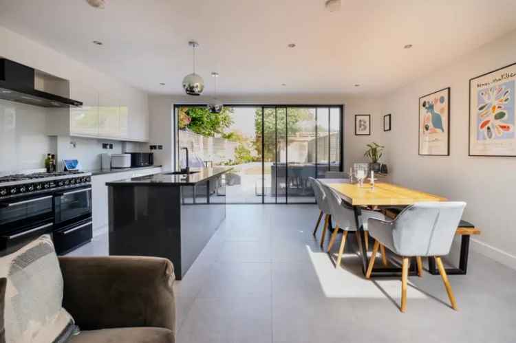 3 Bedroom Maisonette for Sale in Balham