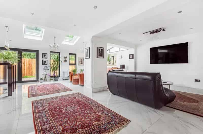 6 bedroom House
 For Sale