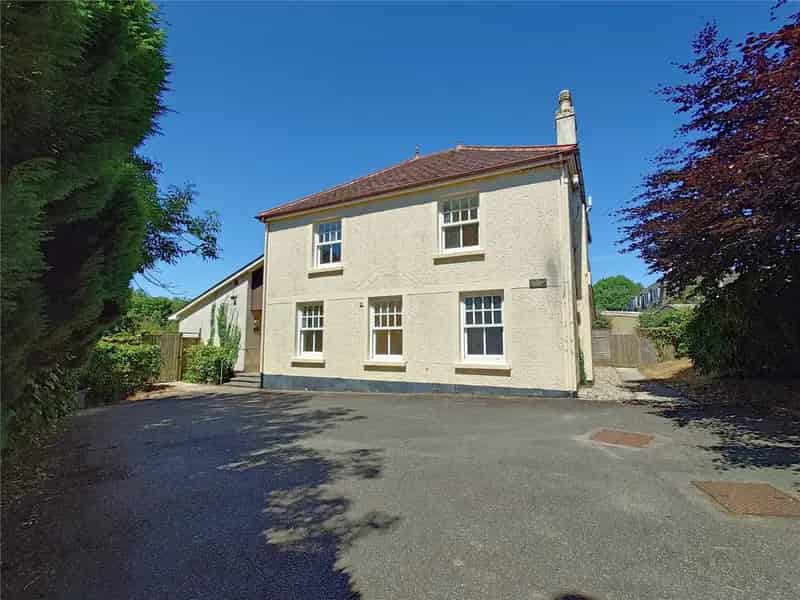 8 Bedroom Detached House For Sale