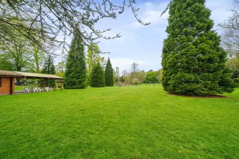 2 Bed Apartment Near Town Centre  Zero Deposit Available