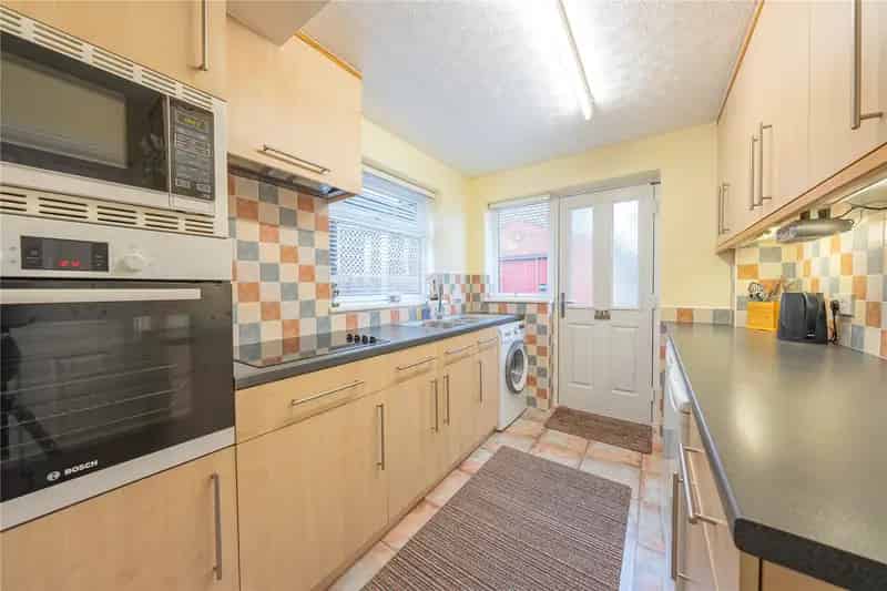 Three Bedroom House with Large Garden and Garage - Ideal Family Home