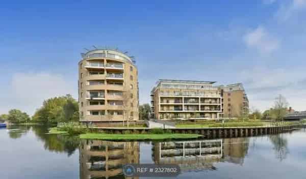 Large 2-Bedroom New Build Home in E5 with River Views