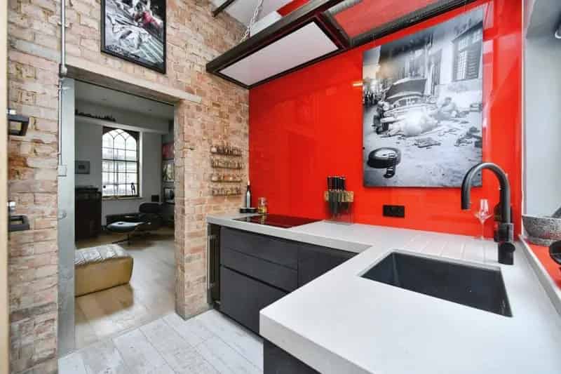 2-Bed Flat in Converted Chapel with Off-Street Parking