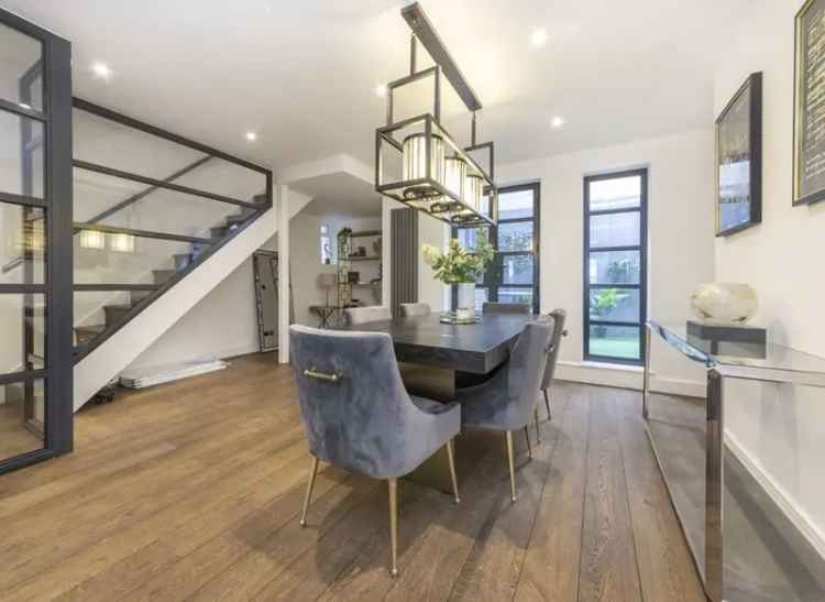 3-Bedroom Chelsea House  Off-Street Parking Family Home