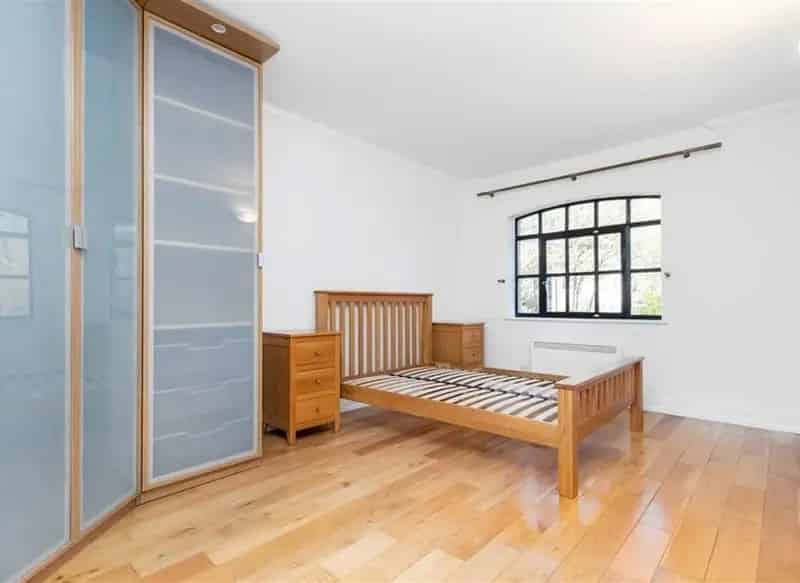 One Bedroom Furnished Warehouse Conversion Pierhead Wharf