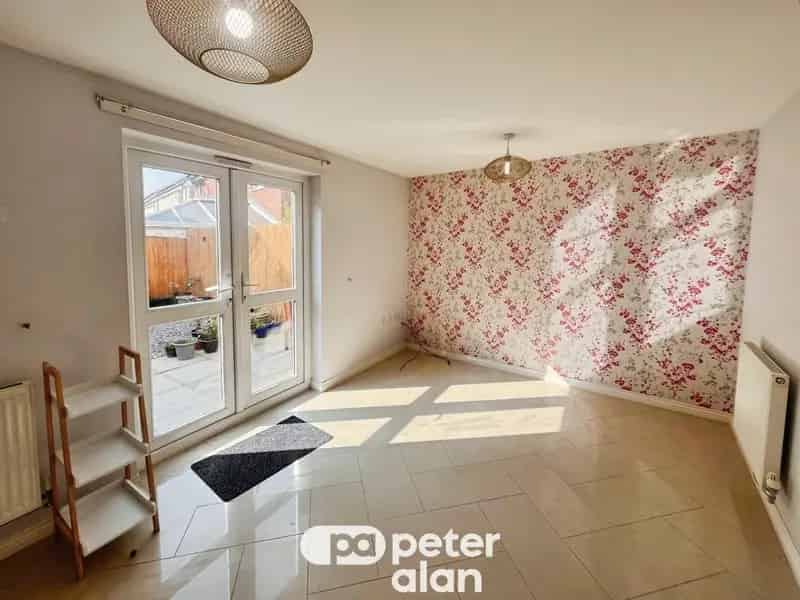 4 Bedroom House with Garden Parking and Garage