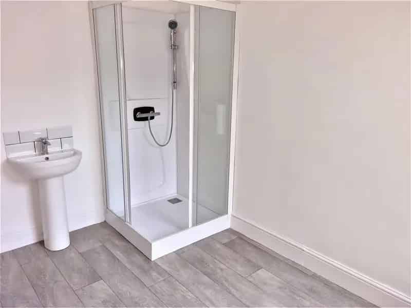 Town Centre Flat High Standard Double Bedroom Zero Deposit Available