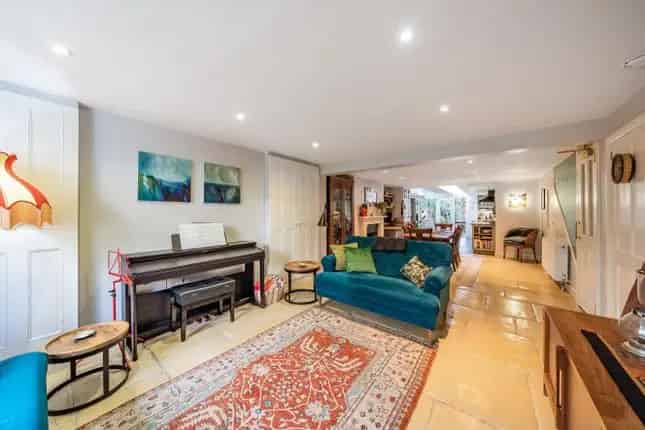 5 Bedroom Victorian House for Sale in Oval London