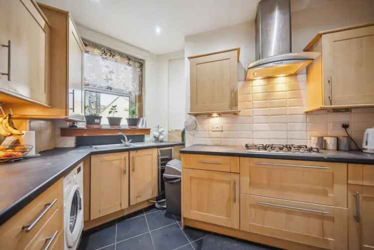 3 Bedroom Govanhill Apartment - Private Garden - Modern Kitchen