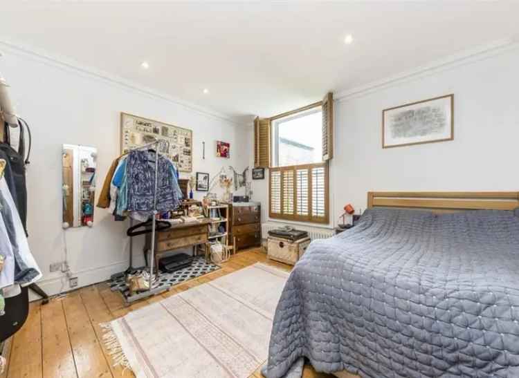 Flat For Sale in Heathwood Gardens, London, England