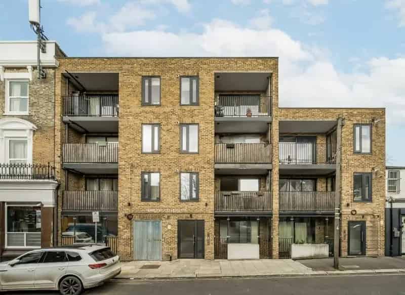 2 Bedroom Flat in Harlesden with Balcony and Communal Gardens
