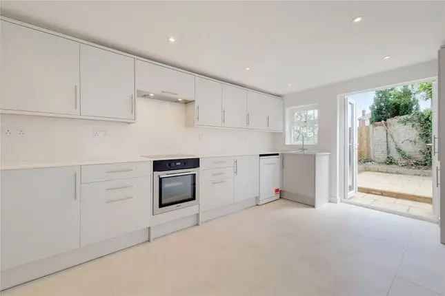 Terraced House to Rent in Battersea SW11