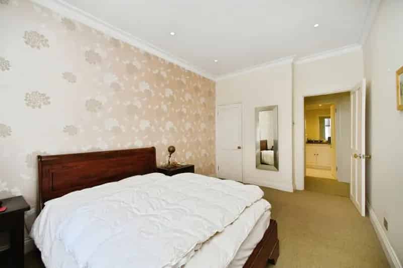 3 Bed Mews House with Garage and South-Facing Garden