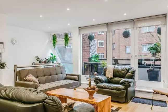 Detached House for Sale in St James's Terrace Mews London