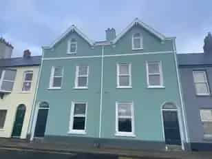1 Bedroom House with Parking and Modern Kitchen