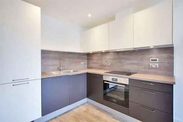 Modern Furnished Apartment with Balcony and Communal Lounge