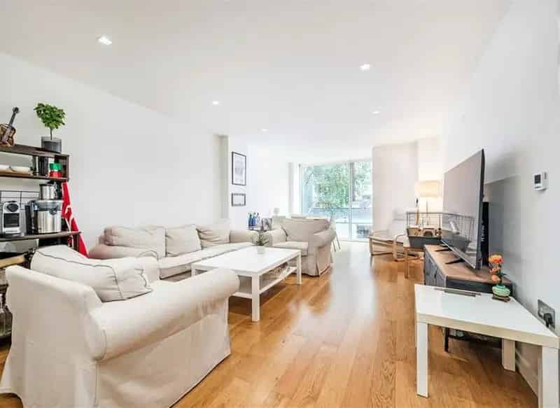 3-Bedroom Apartment with Balcony and Terrace in Spenlow Apartments