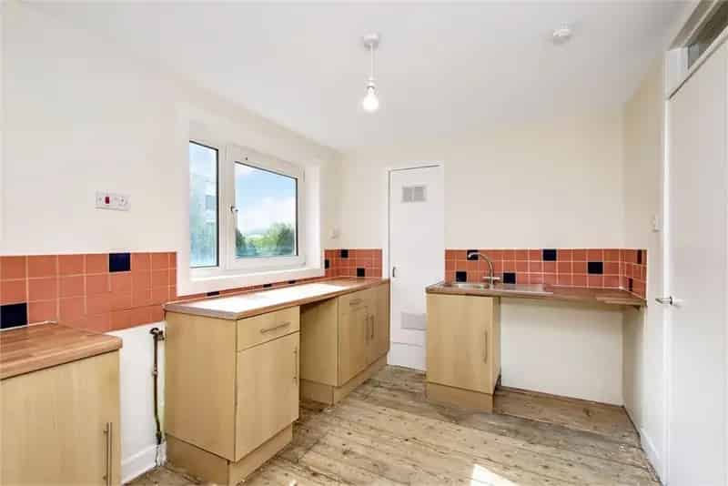 2 Bed Flat Sighthill First Floor Flat Near Shops and Transport