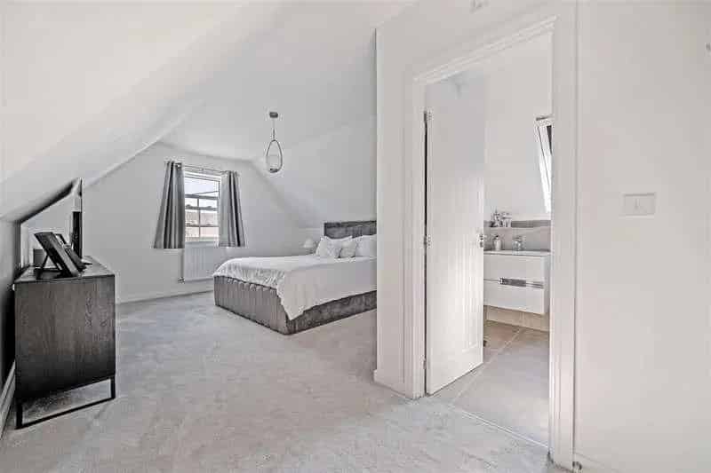 5 Bed Semi-Detached House For Sale