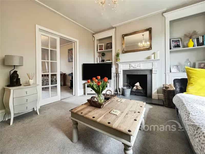 4 Bedroom Detached House Near River Thames