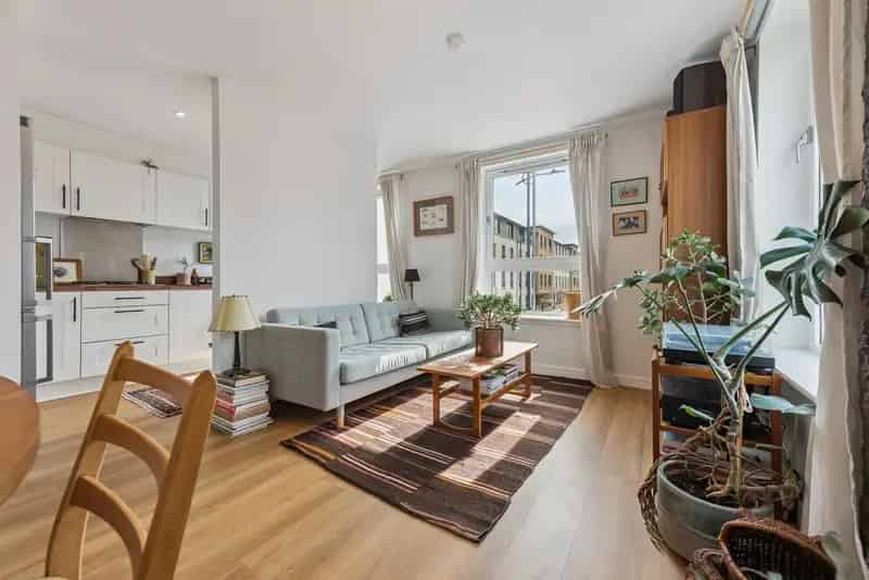 Two-Bedroom Apartment Near Glasgow Green