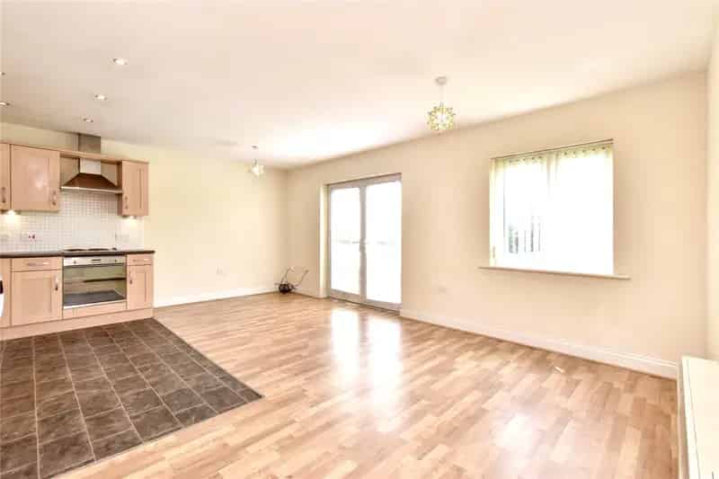 Spacious 2 Bed Top Floor Apartment in Pudsey with Parking
