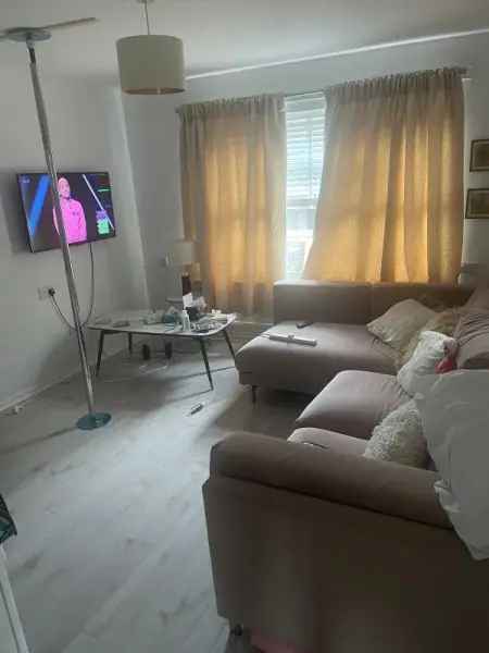 Flat For Rent in Reigate and Banstead, England