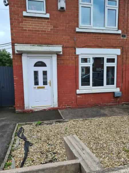 House Close To Schools And Shops