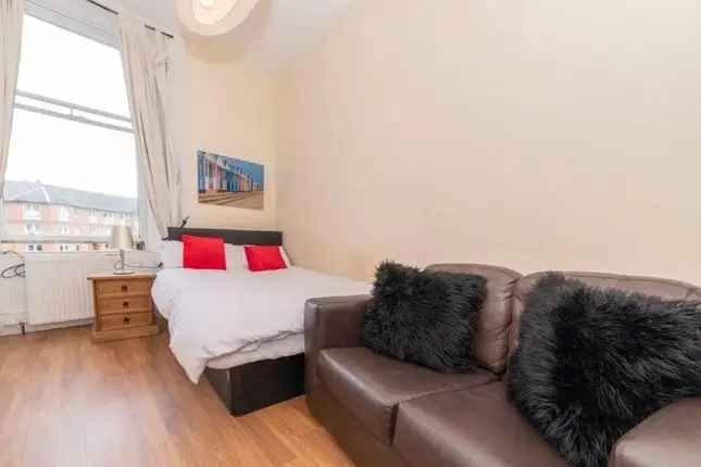 Flat to rent in Admiral Street, Glasgow G41