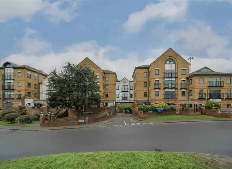 Brent Cross Studio Flat with Integrated Kitchen and Excellent Transport Links