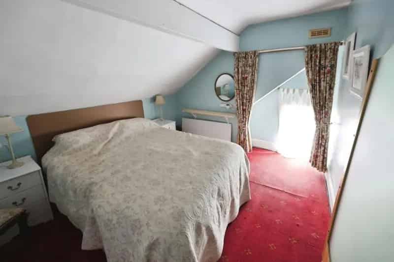 6 Bed House for Sale Near Town Centre
