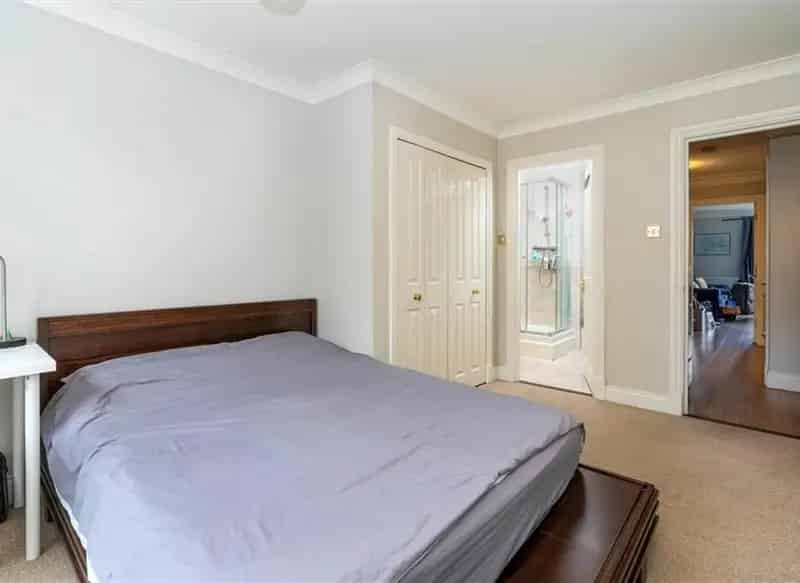 Two Bedroom Apartment with Juliet Balcony and Open Plan Kitchen