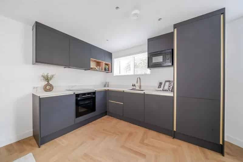 Waldeck Mews Gated Development Near River Thames