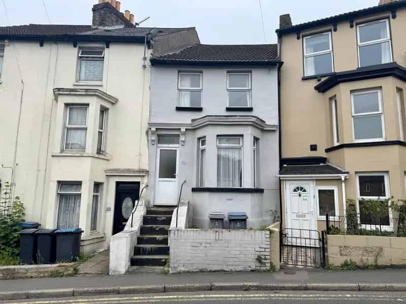 Three-Bedroom Mid-Terrace House Near Town Centre