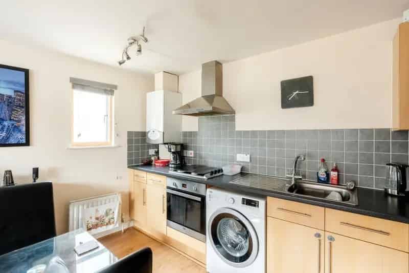 2 Bedroom Flat for Sale in Bedminster with Parking
