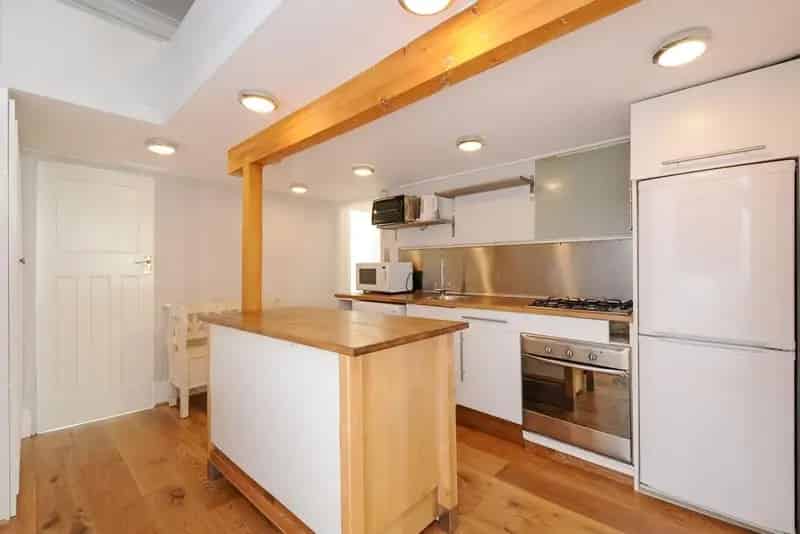 Hammersmith Grove One-Bedroom Flat - Character and Modern Convenience