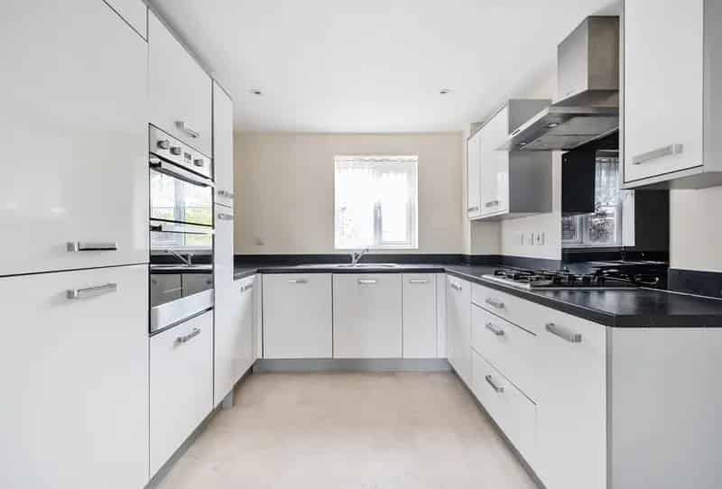 3 Bedroom Terrace House For Sale - Modern Interior, Garage, No Onward Chain