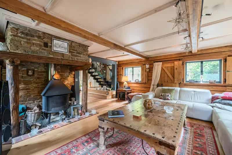 Unique 4-Bedroom Russian Cottage in Chipstead
