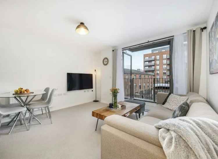 Flat For Sale in London, England