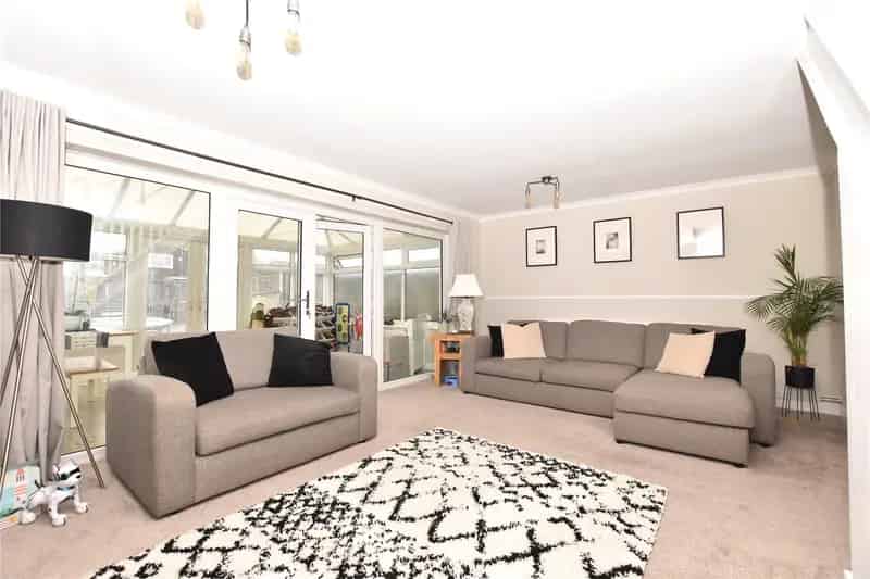 Modern Upgraded Terraced House with Conservatory and Garage