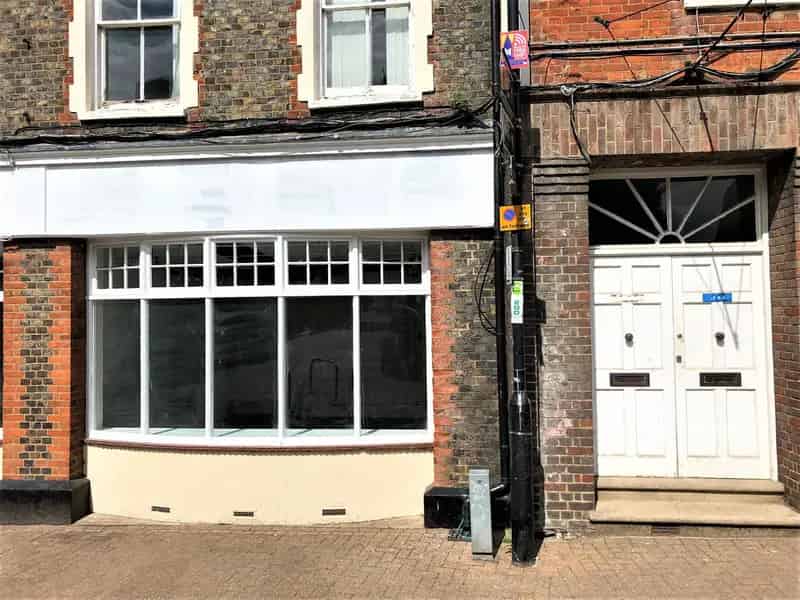 Leighton Buzzard Shop: 807 sq ft Retail Space with Parking